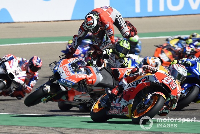 Marquez thắng kịch tính trong ngày Lorenzo gặp tai nạn nghiêm trọng - 4 Marquez thắng kịch tính trong ngày Lorenzo gặp tai nạn nghiêm trọng - 4