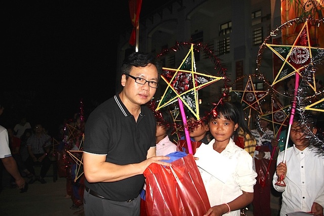 Mang Trung thu đến trẻ em nghèo vùng biên xứ Nghệ - 5 Những em nhỏ nghèo học giỏi được nhận quà học bổng.