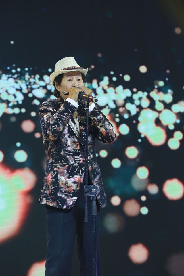 Cụ ông 89 tuổi thổi harmonica bằng mũi khiến Cát Phượng “đứng hình” - 3 Cụ ông 89 tuổi thổi harmonica bằng mũi khiến Cát Phượng “đứng hình” - 3