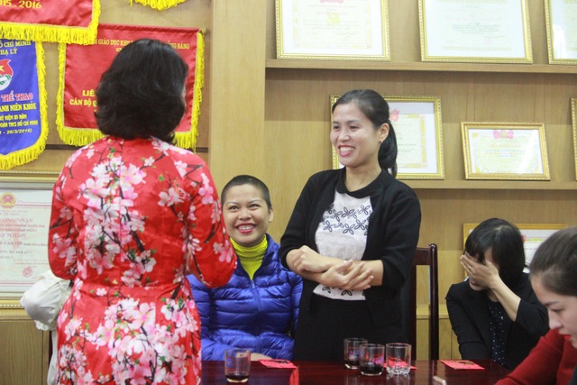 Kiểm điểm hiệu trưởng tự ý chấm dứt hợp đồng lao động với cô giáo đang bị ung thư - 2
Cô Hằng trong cuộc gặp mặt đầu xuân của nhà trường khi vừa điều trị ung thư vú về (ảnh FBNV)