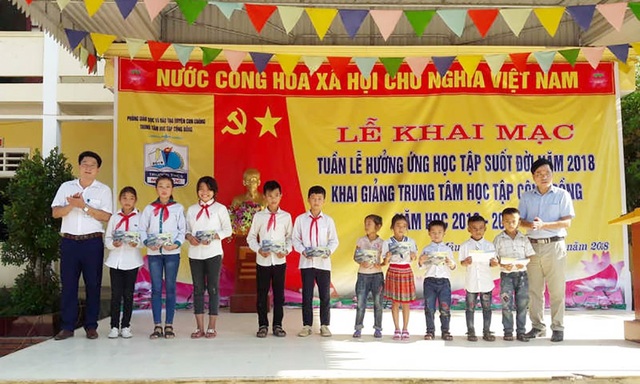 “Học tập để xây quê hương đất nước” - 2 Chi nhanh Viettel Con Cuông tặng 10 suất học bổng cho 10 em học sinh có hoàn cảnh khó khăn, mỗi suất 1 triệu đồng.