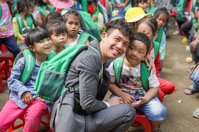 Phó TGĐ Nhựa Long Thành gửi tặng yêu thương cho các em nhỏ vùng xa - 3 Nụ cười hồn nhiên của các em nhỏ được trao quà trung thu