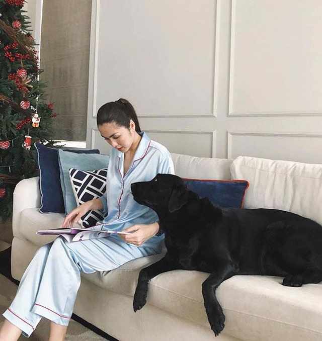 Sự thực cuộc sống của Hà Tăng sau 6 năm làm dâu nhà "trâm anh thế phiệt" - 20 Chắc già rồi chỉ muốn chọn con đường mỗi ngày đều mỉm cười khi thức dậy, đến những nơi và làm những việc khiến bản thân cảm thấy hạnh phúc, gặp gỡ người mà ở bên họ được là chính mình, nơi mà không cần giải thích, thanh minh hay phải cố gắng tạo ấn tượng tốt. Muốn lắng nghe và sống cho bản thân mình nhiều hơn... , đó là cuộc sống hiện tại của Hà Tăng sau 6 năm bỏ lại hào quang showbiz ở phía sau lưng.