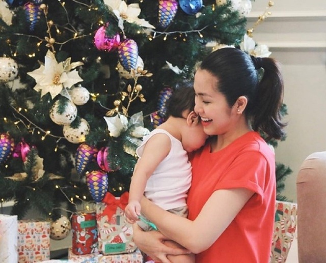 Sự thực cuộc sống của Hà Tăng sau 6 năm làm dâu nhà "trâm anh thế phiệt" - 6 Người đẹp cũng từng viết tâm thư cho con, trong đó có đoạn: Từ ngày có con cuộc sống mẹ thay đổi hoàn toàn, đi đâu làm gì mẹ cũng muốn có con bên cạnh. Ngày nào xong việc mẹ chỉ muốn về nhà với con thôi, ôm con, hôn con, ngắm con mãi, ngắm hoài không biết chán. Niềm vui của con là niềm vui của mẹ, hạnh phúc của con là hạnh phúc của mẹ. Mẹ yêu con hơn tất cả mọi thứ trên thế gian này.