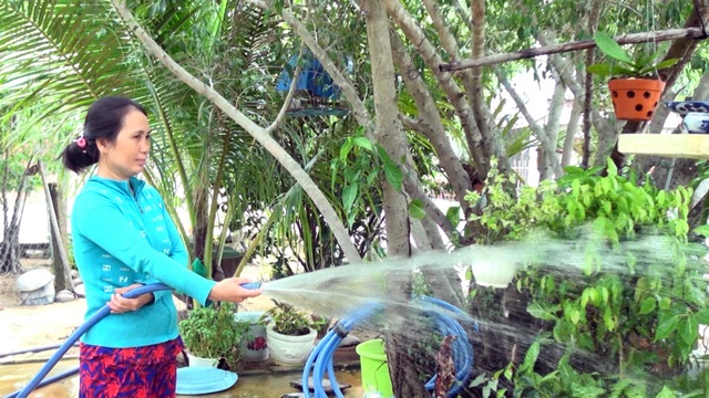 Sống gần trạm cấp nước tiền tỷ nhưng hàng trăm hộ dân vẫn thiếu nước sạch! - 2 Thiếu nước sạch người dân phải sử dụng nguồn nước ô nhiễm, nguy cơ ảnh hưởng đến sức khỏe