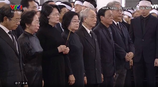 Lễ viếng Chủ tịch nước Trần Đại Quang - 16
Đoàn Chủ tịch nước dâng nén hương tiễn biệt.