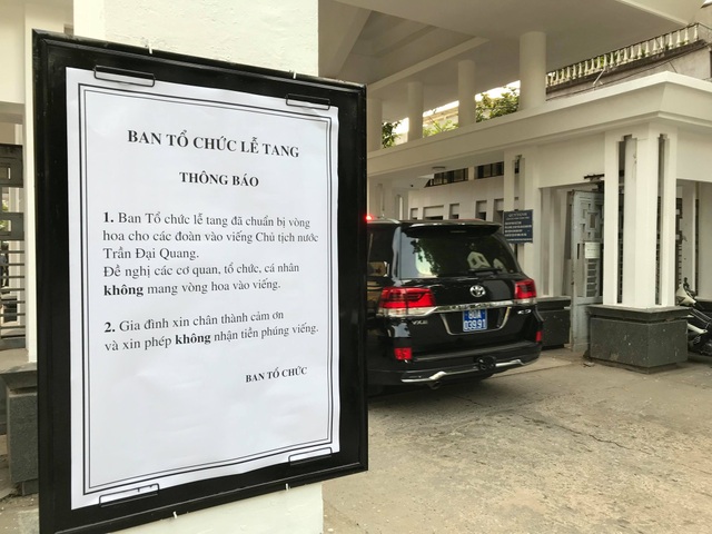 Lễ viếng Chủ tịch nước Trần Đại Quang - 53
Ban tổ chức lễ tang thông báo các đoàn vào viếng Chủ tịch nước Trần Đại Quang không mang vòng hoa; gia đình không nhận tiền phúng viếng. (Ảnh: Quang Phong)