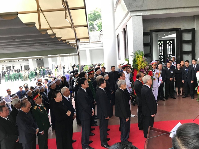 Lễ viếng Chủ tịch nước Trần Đại Quang - 43
Tổng Bí thư cùng lãnh đạo, nguyên lãnh đạo Đảng, Nhà nước, Quốc hội chuẩn bị vào viếng. (Ảnh: Quang Phong)