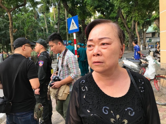 Lễ viếng Chủ tịch nước Trần Đại Quang - 58
Bà Vũ Thị Thanh Hồng - phường Phương Liệt, quận Thanh Xuân, Hà Nội đến nhà tang lễ từ sáng sớm mong được vào kính viếng Chủ tịch nước Trần Đại Quang; được theo xe tiễn đưa ông về nơi an nghỉ cuối cùng (Ảnh: Quang Phong)