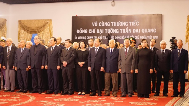 Lễ viếng Chủ tịch nước Trần Đại Quang - 40
Đoàn lãnh đạo TPHCM chờ viếng tại Hội trường Thống Nhất. (Ảnh: Phạm Nguyễn)