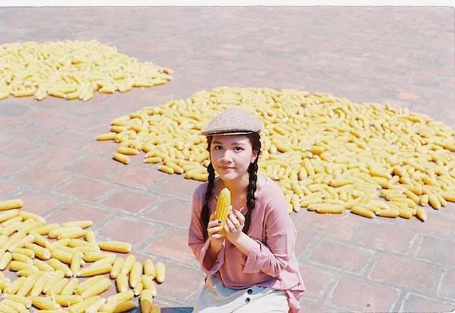 Nữ diễn viên trẻ Đỗ Hà Anh khoe ảnh kỷ yếu thôn quê, dân dã - 1
Nữ diễn viên xinh đẹp Đỗ Hà Anh đã có một ngày ý nghĩa bên bạn bè để thực hiện bộ ảnh kỷ yếu kết thúc quãng đời sinh viên.