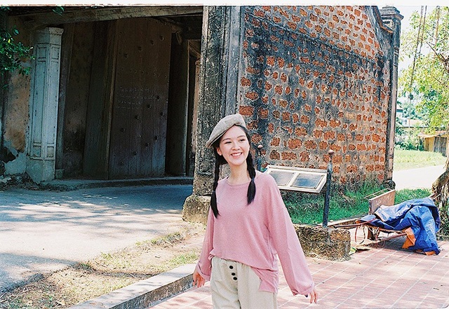 Nữ diễn viên trẻ Đỗ Hà Anh khoe ảnh kỷ yếu thôn quê, dân dã - 2
Bộ ảnh được thực hiện tại làng cổ Đường Lâm, theo phong cách thôn quê mộc mạc, chân chất