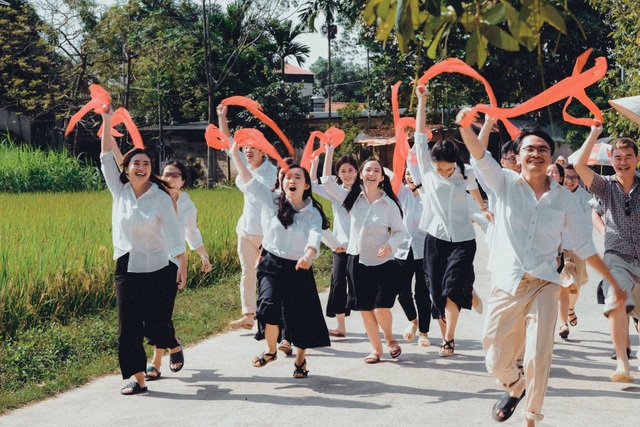 Nữ diễn viên trẻ Đỗ Hà Anh khoe ảnh kỷ yếu thôn quê, dân dã - 9
Nữ sinh vẫn “quậy” hết mình cùng bạn bè trong bộ ảnh kỷ yếu độc đáo