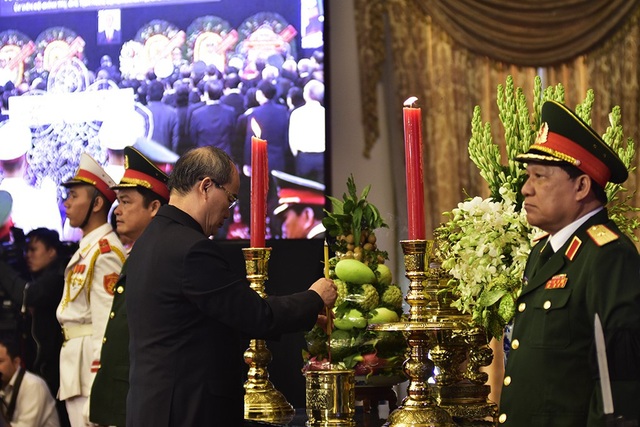 Toàn cảnh Lễ viếng Chủ tịch nước Trần Đại Quang - 19
Bí thư Nhân thắp nén hương tiếc thương Chủ tịch nước Trần Đại Quang