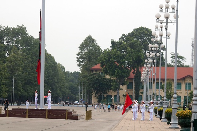 Lễ thượng cờ rủ Quốc tang Chủ tịch nước Trần Đại Quang - 6
Dải băng đen được buộc lên Quốc kỳ.