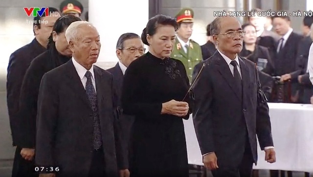 Toàn cảnh Lễ viếng Chủ tịch nước Trần Đại Quang - 8
Đoàn Quốc hội do Chủ tịch Quốc hội Nguyễn Thị Kim Ngân dẫn đầu vào viếng.