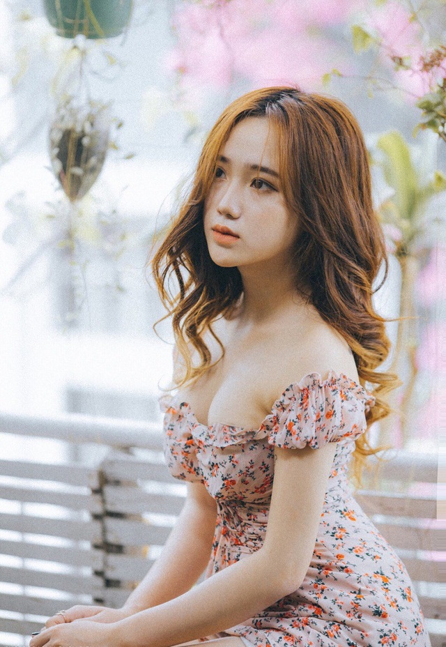“Hot girl ảnh thẻ” thế hệ 10x khoe vẻ đẹp quyến rũ trong bộ ảnh mới - 4
“Bộ ảnh lần này do em tự lên ý tưởng, em muốn đánh dấu một cú lột xác của mình, không còn ngây thơ, dễ thương nữa mà là một Hồng Vân hơi sexy và có chút thần thái”, Hồng Vân chia sẻ.