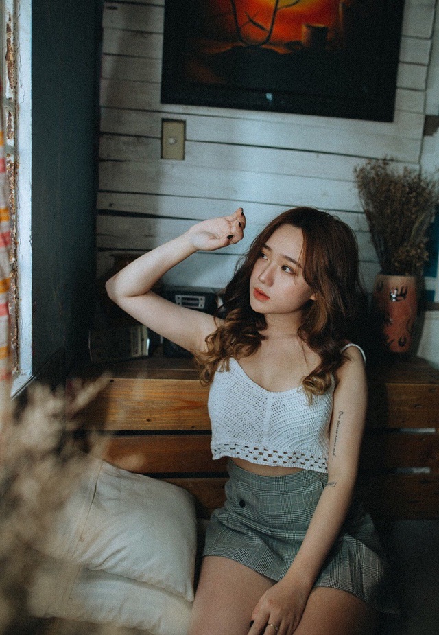 “Hot girl ảnh thẻ” thế hệ 10x khoe vẻ đẹp quyến rũ trong bộ ảnh mới - 8 “Thời gian qua em cũng tự để dành được một khoản tiền nên quyết định sẽ kinh doanh để có kinh nghiệm, ổn định hơn nữa”, Vân nói.