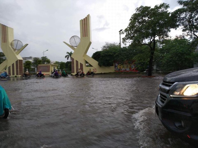Ngập nước, tắc đường khắp Hà Nội sau cơn mưa lớn cuối chiều - 8 Khu vực cổng Công viên Cầu Giấy.