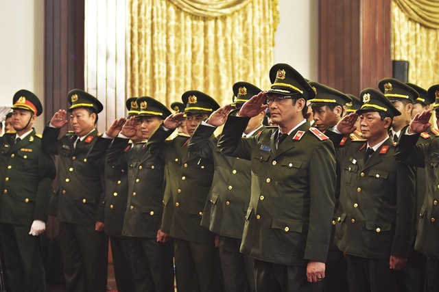 Toàn cảnh Lễ viếng Chủ tịch nước Trần Đại Quang - 23
Đoàn viếng thuộc Bộ tư lệnh Cảnh vệ nghiêm trang chào vĩnh biệt Đại tướng Trần Đại Quang.