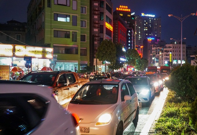 Ngập nước, tắc đường khắp Hà Nội sau cơn mưa lớn cuối chiều - 3
Mưa lớn xảy ra trên diện rộng, đặc biệt tại các quận Cầu Giấy, Nam Từ Liêm, Thanh Xuân, Tây Hồ...