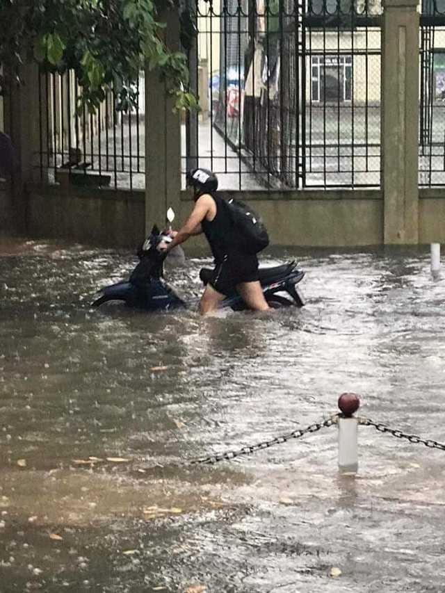 Ngập nước, tắc đường khắp Hà Nội sau cơn mưa lớn cuối chiều - 10 Ngập nước, tắc đường khắp Hà Nội sau cơn mưa lớn cuối chiều - 10