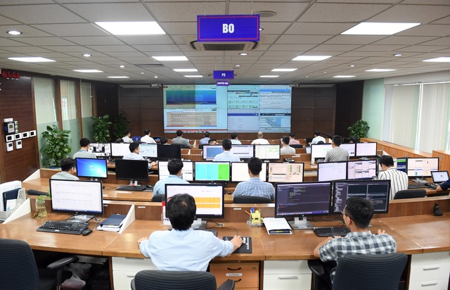 Các kỹ thuật viên theo dõi sát sao từng bước thực hiện theo như kịch bản đã thống nhất ban đầu.