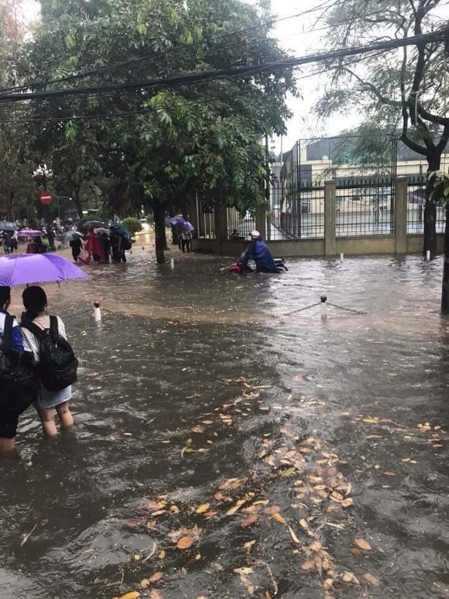 Ngập nước, tắc đường khắp Hà Nội sau cơn mưa lớn cuối chiều - 11 Khu vực tại Trường THPT Chuyên ngoại ngữ (Dịch Vọng Hậu, Cầu Giấy, Hà Nội).