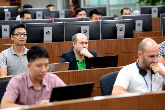 Chuyên gia kỹ thuật từ các phía đối tác cũng trực tiếp tham gia phối hợp với cán bộ kỹ thuật của MobiFone để kiểm soát và xử lý các tình huống phát sinh trong quá trình chuyển đổi.