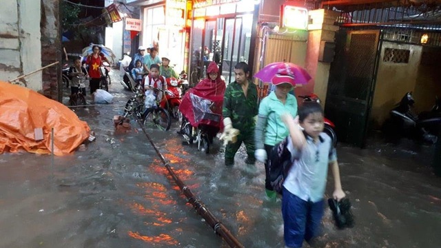 Ngập nước, tắc đường khắp Hà Nội sau cơn mưa lớn cuối chiều - 16 Ngập nước, tắc đường khắp Hà Nội sau cơn mưa lớn cuối chiều - 16