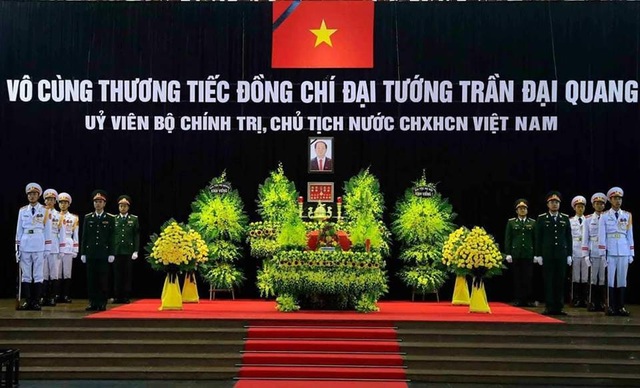 Toàn cảnh Lễ viếng Chủ tịch nước Trần Đại Quang - 1 Linh cữu của Chủ tịch nước phủ Quốc kỳ đỏ, đặt ở vị trí chính giữa đại sảnh Hội trường nhà tang lễ.