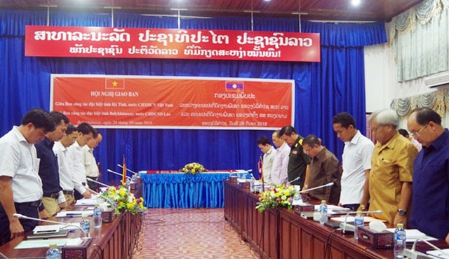 Phút mặc niệm Chủ tịch nước Trần Đại Quang trên nước bạn Lào - 1 Đoàn đại biểu lãnh đạo Thủ đô Viêng Chăn, tỉnh Bôlykhămxay, Hà Tĩnh đã dành một phút mặc niệm Chủ tịch nước Trần Đại Quang.