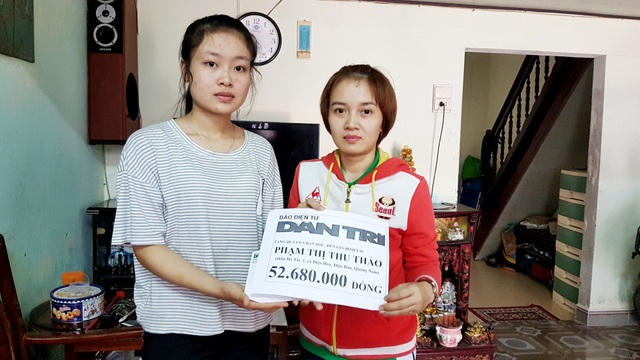 Hơn 52 triệu đồng đến với nữ sinh mồ côi cả cha lẫn mẹ - 1 Em Phạm Thị Thu Thảo (ảnh trái) nhận hỗ trợ từ bạn đọc Dân trí