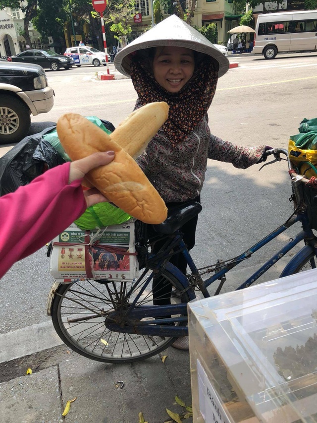 Mỗi ngày có 100-200 người dừng xe lấy bánh mì từ thiện.