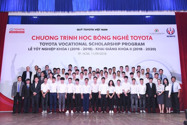 “Học bổng Dạy nghề Toyota” - chắp cánh ước mơ cho sinh viên nghèo - 3 Các em sinh viên Khóa 1 và Khóa 2 chụp ảnh lưu niệm cùng các vị lãnh đạo trong BTC.