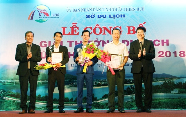 Trao giải thưởng du lịch tỉnh Thừa Thiên Huế - 3 Ông Nguyễn Dung, Phó Chủ tịch tỉnh trao giải cho 3 đơn vị về Ăn uống, Mua sắm, Vận chuyển hàng đầu tỉnh Thừa Thiên Huế (theo thứ tự từ thứ 2 bên phải qua trái)