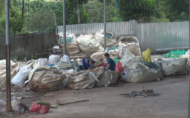 Đắk Nông: Không đủ điều kiện hoạt động, 7 năm vẫn công khai xả thải ra môi trường? - 4 Khoảng 10 công nhân đang làm việc tại cơ sở tái chế nhựa này