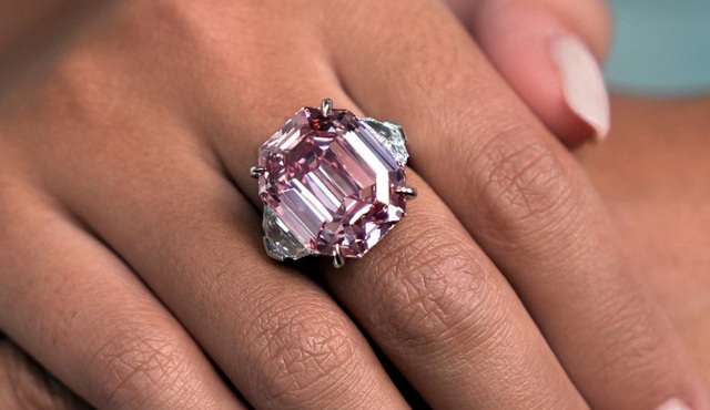 Chiêm ngưỡng viên kim cương hồng 19 cara giá 1,2 nghìn tỷ đồng - 2 Viên kim cương hồng ước tính được bán với giá 30 - 50 triệu USD.