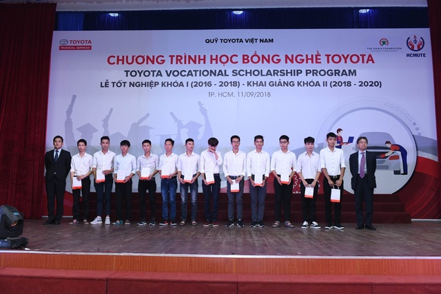 “Học bổng Dạy nghề Toyota” - chắp cánh ước mơ cho sinh viên nghèo - 2 Ông Shinjiro Kajikawa - Giám đốc Quỹ Toyota Việt Nam và ông Hiromi Ito - CEO Công ty tài chính Toyota tặng quà cho SV khóa 2.