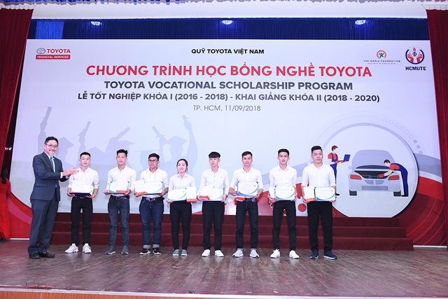 “Học bổng Dạy nghề Toyota” - chắp cánh ước mơ cho sinh viên nghèo - 1 Ông Toru Kinoshita - Chủ tịch danh dự Quỹ TVF trao bằng tốt nghiệp và quà lưu niệm cho SV khóa 1.