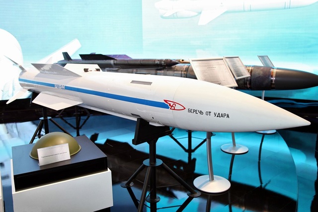 Su-57 Nga trang bị tên lửa siêu thanh: Mỹ lo ngại “hổ mọc thêm cánh” - 2 Mô hình tên lửa R-37 được trưng bày tại triển lãm hàng không ở Nga (Ảnh: Wikimedia)