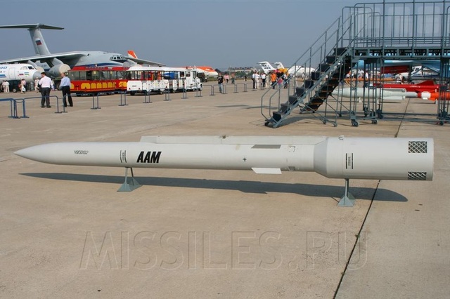 Su-57 Nga trang bị tên lửa siêu thanh: Mỹ lo ngại “hổ mọc thêm cánh” - 4 Mô hình tên lửa KS-172 tại triển lãm hàng không Nga (Ảnh: RT)