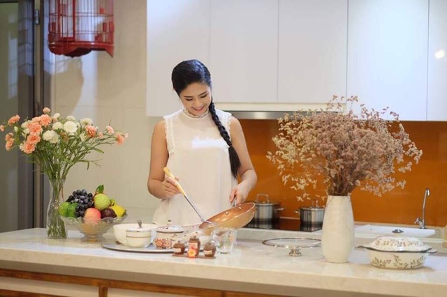 Hoa hậu Ngọc Hân tiết lộ lí do xúc động khiến cô quyết không Nam tiến - 3 Ngọc Hân tranh thủ vào bếp mỗi khi rảnh rỗi để phụ giúp mẹ.