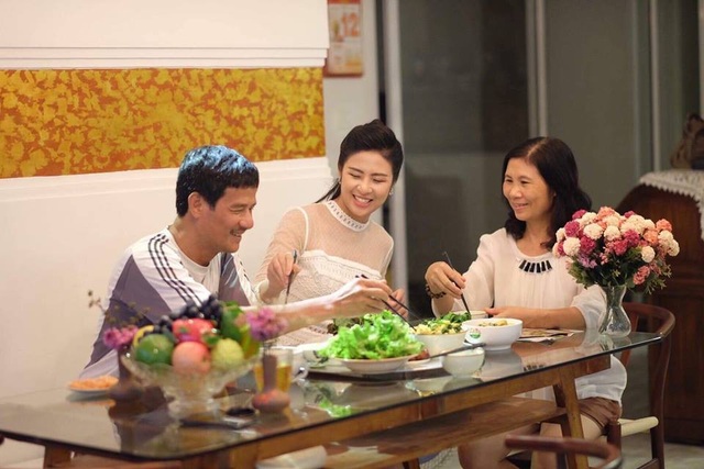 Hoa hậu Ngọc Hân tiết lộ lí do xúc động khiến cô quyết không Nam tiến - 1 Ngọc Hân yêu mỗi bữa cơm gia đình được quây quần bên bố mẹ. Hiện cô sống cùng bố mẹ tại một căn chung cư với thiết kế khá đẹp, giao thoa giữa truyền thống và hiện đại.