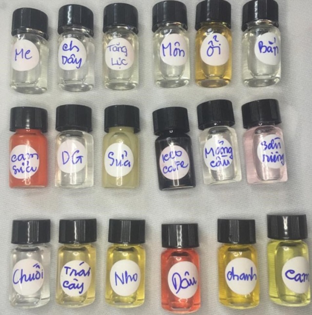 Chuyên gia cảnh báo về “chất nhờn ma quái” slime bán tràn lan trên mạng xã hội - 3 Nguyên liệu chế tạo slime được đựng trong các lọ không có bào bì, nhãn mác.