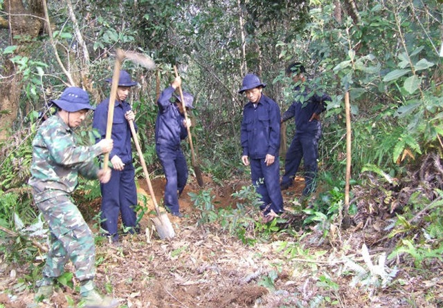 Phút mặc niệm Chủ tịch nước Trần Đại Quang trên nước bạn Lào - 3 Một đợt quy tập mộ Liệt sỹ tại Lào.