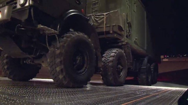 Nga đã bí mật chuyển S-300 đến Syria? - 3
Các khí tài được dỡ xuống tại căn cứ Hmeimim của Nga ở Syria. (Ảnh: Almasdarnews)