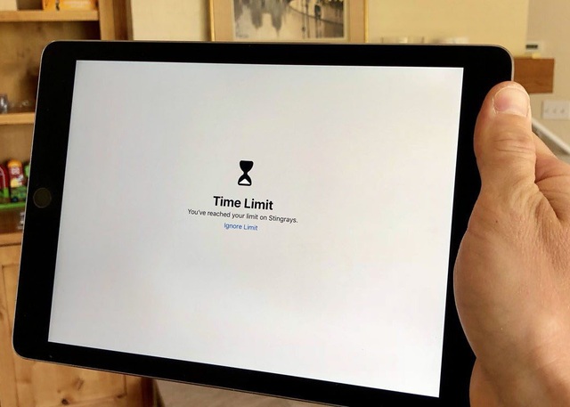 Tính năng "hạn chế giờ chơi" của iOS 12 bị trẻ con qua mặt dễ dàng - 2 Được ra mắt trên iOS 12, tính năng screen time được cho là sẽ hạn chế thời gian sử dụng đối với một ứng dụng hoặc trò chơi nào đó. Tuy nhiên cũng không khó để tìm cách vượt qua.