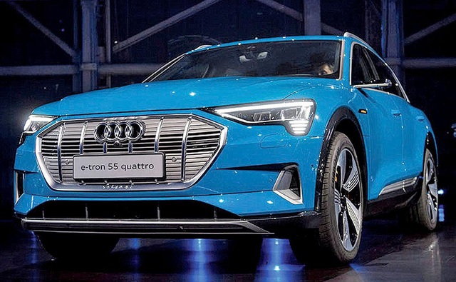 Sợ lỗ, Audi chỉ sản xuất xe e-tron theo đơn đặt hàng - 1
Audi e-tron sẽ có hai phiên bản, cùng một phiên bản đặc biệt First Edition (Ảnh: Bloomberg)