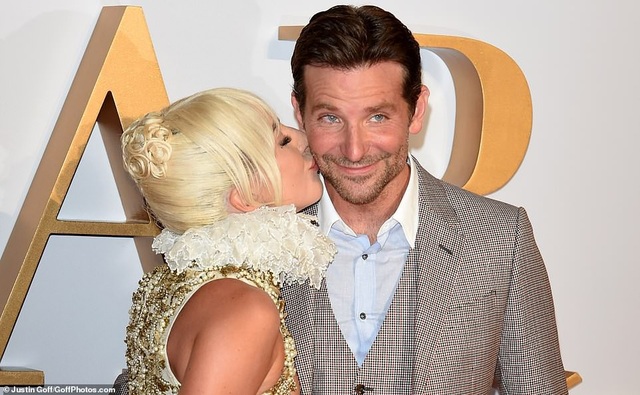 Lady Gaga mặc váy cầu kỳ đi quảng bá phim - 2
Nữ ca sỹ nổi tiếng âu yếm bạn diễn kiêm đạo diễn của phim - Bradley Cooper